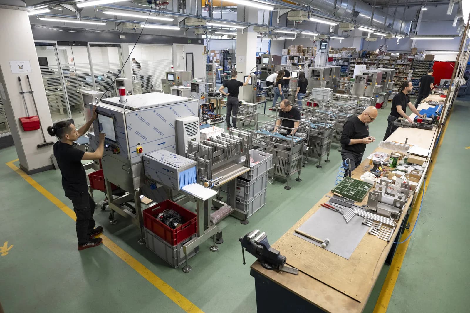 Técnicos montando controladoras de peso no chão de fábrica do grupo Varpe