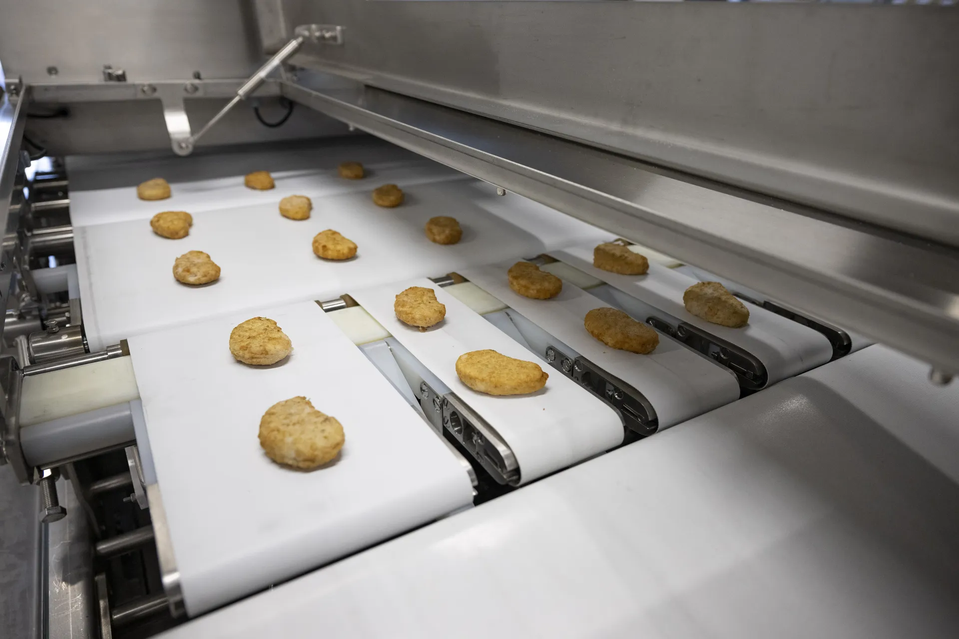 Controladora de peso dinâmica multivia inspecionando produtos em linha de produção