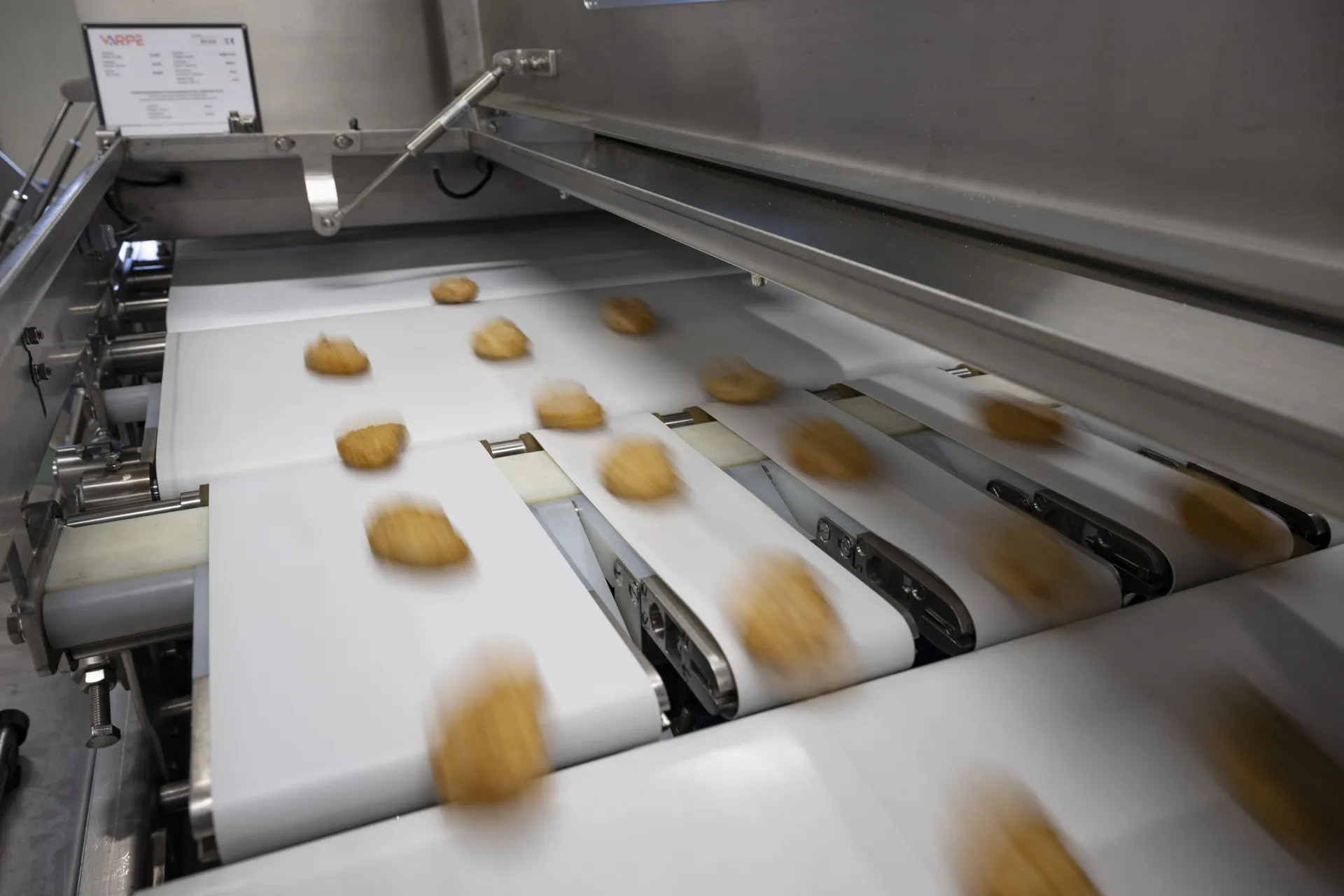 Linha de produção em movimento com equipamento de inspeção Varpe